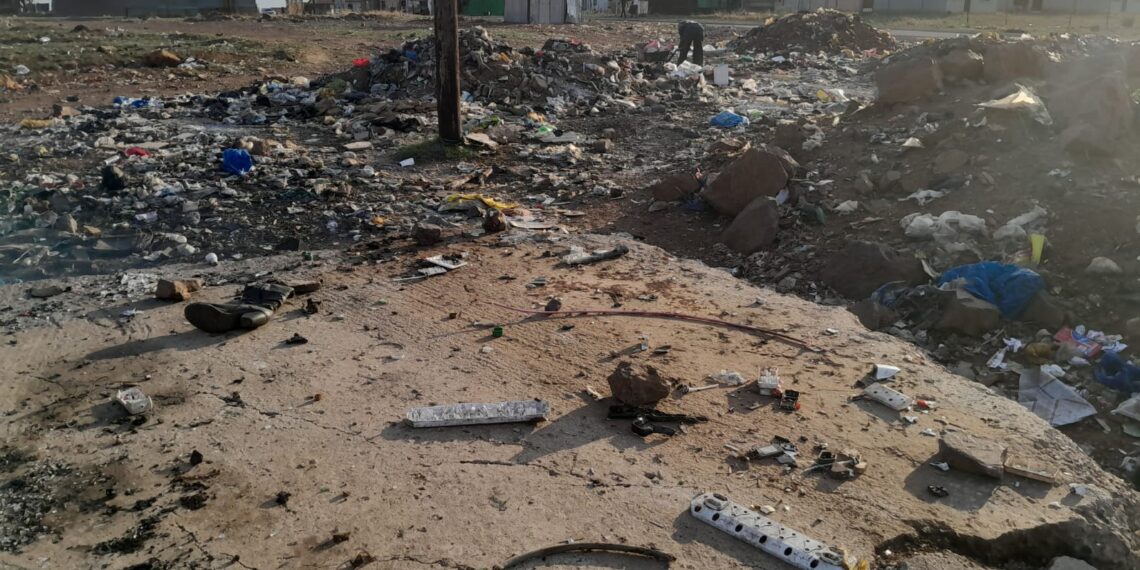 The awful smell from the dumping site near Extension 7 and N12 is terrorising the residents living nearby. Residents are also worried the site is not only polluting the environment and posing health risks, but also decreases the value of their property.