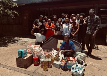 In an effort to fight food insecurity, eMalahleni FM recently distributed ten food parcels to struggling families in Kwa-Guqa Extension, Klarinet, and surrounding areas.