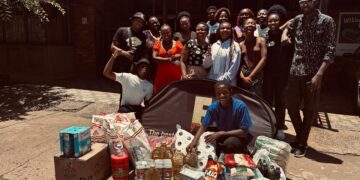 In an effort to fight food insecurity, eMalahleni FM recently distributed ten food parcels to struggling families in Kwa-Guqa Extension, Klarinet, and surrounding areas.