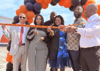 Cutting the ribbon are MEC Khethiwe Moeketsi, Johanna Mitchell (centre manager), Mhlonishwa Masilela (Steve Tshwete Mayor), and Thabo Masike (Seriti Head of Corporate and Community Relations).